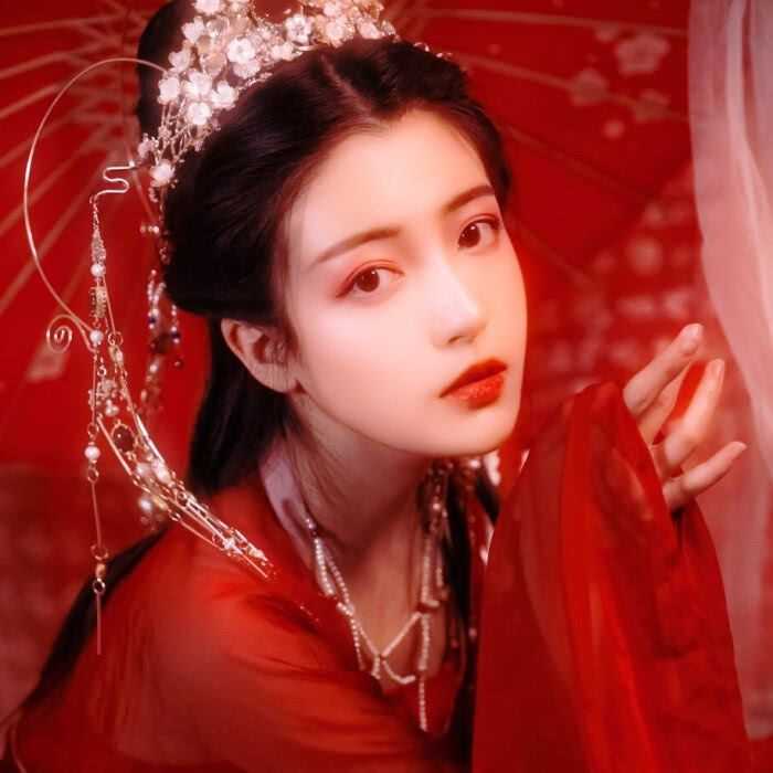 有哪些好看的qq头像(女生的)动漫/真人?