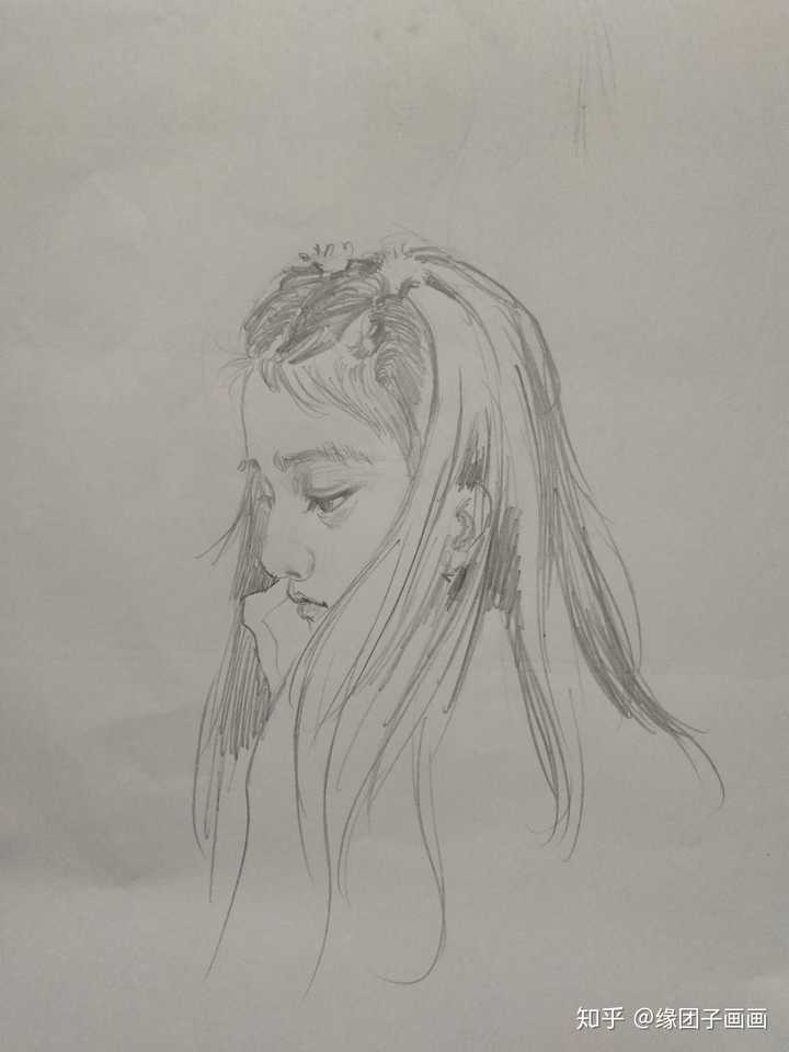 草稿纸和写字铅笔(应该是得力的2b)感觉会比较不容易上色,画起来比较