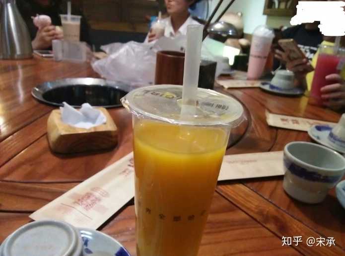 这一张是我和小姐妹一起去买的奶茶,十几杯都是一家店的,场面壮观