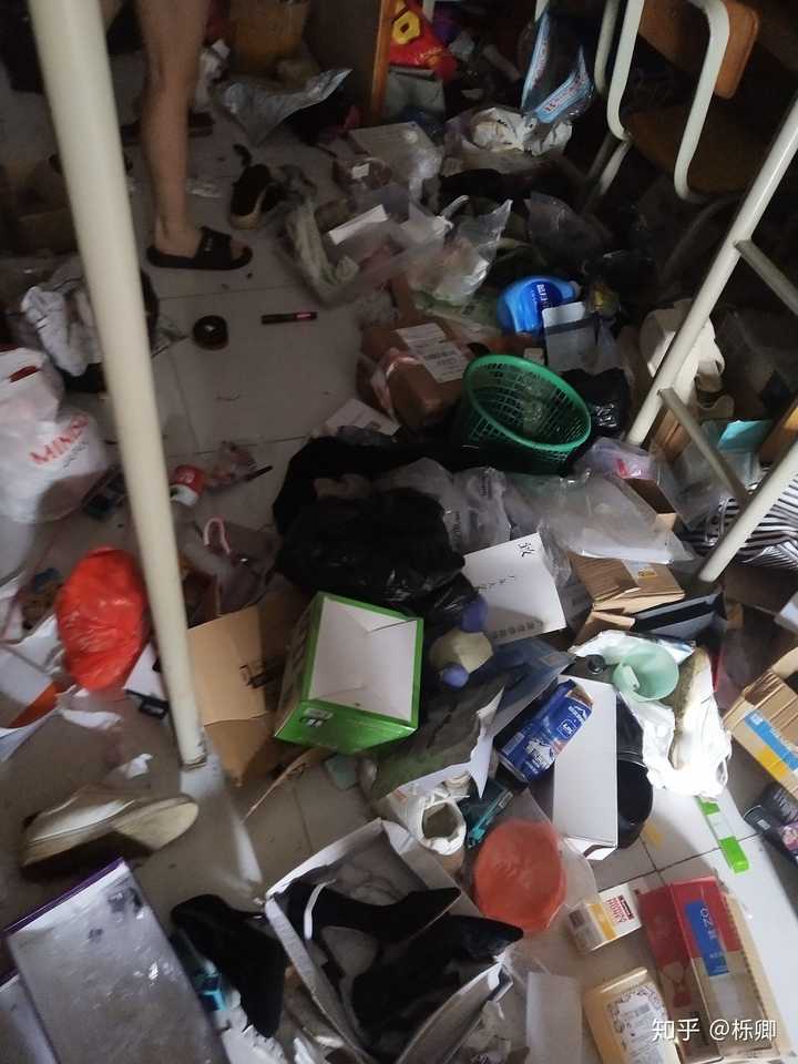 宿舍简直就是垃圾堆,放了好多天的吃的东西,还是六月份又热又臭