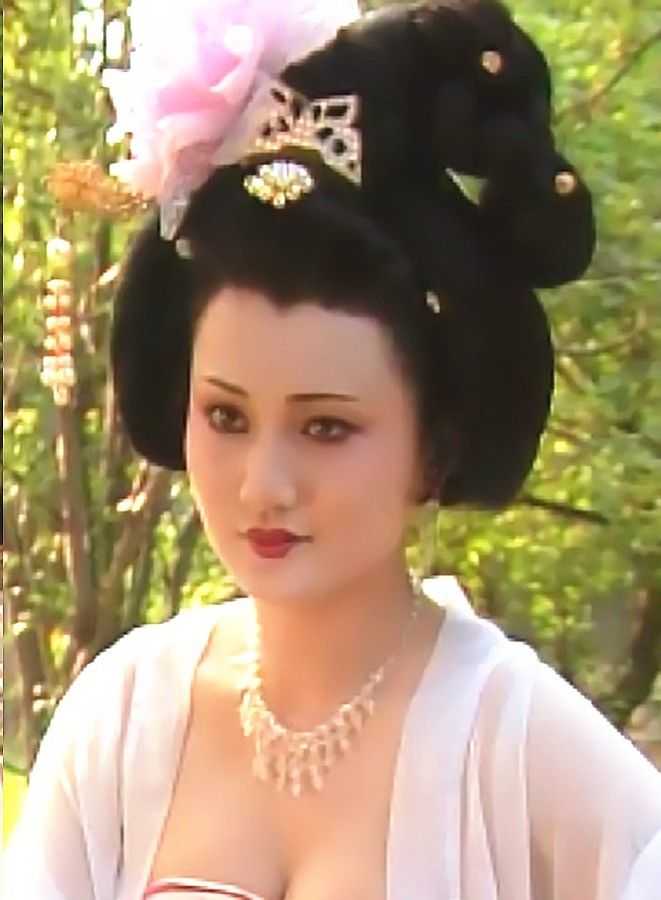 1990年陈家林执导的《唐明皇》,林芳兵饰演的杨贵妃,娇憨贵气,丰艳逼
