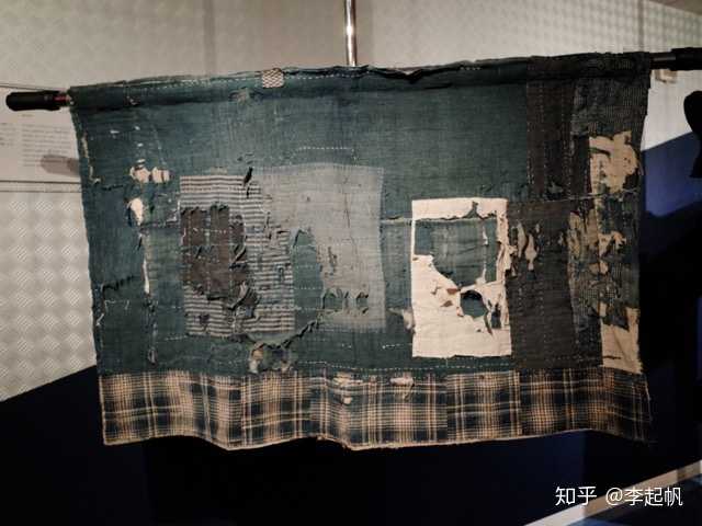 为什么这几年流行破破烂烂的衣服呢?