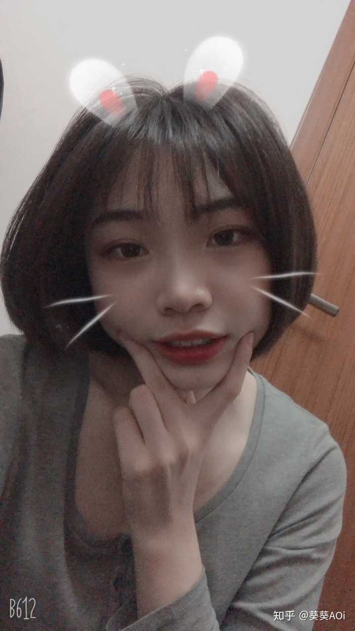 脸圆鼻子塌的女生适合剪短发吗