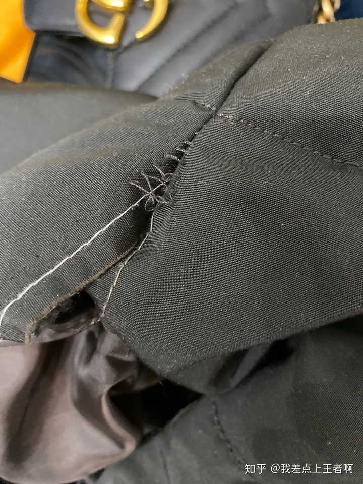 这个商家真的是太厉害了 买了五件衣服 其中一件穿洗两次后直接开线