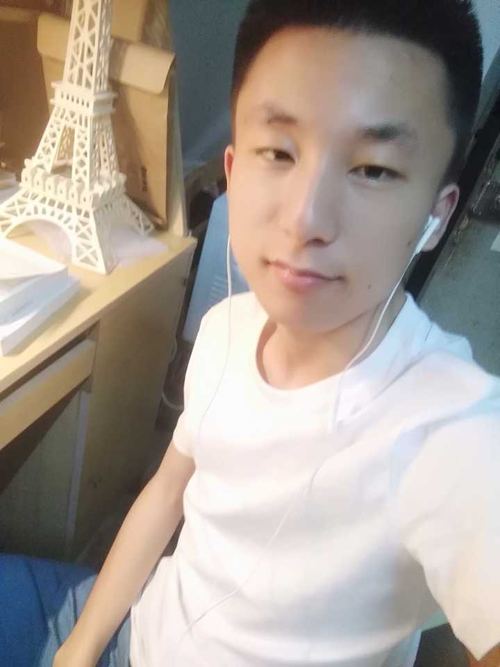 这个小伙还算帅吗?