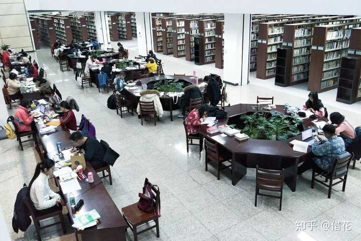 大连外国语大学的图书馆或教室环境如何?是否适合上自习?