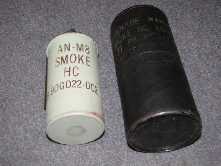 an-m8白色烟雾弹和其储存包装,弹体上有"hc"字样标注发烟成分.