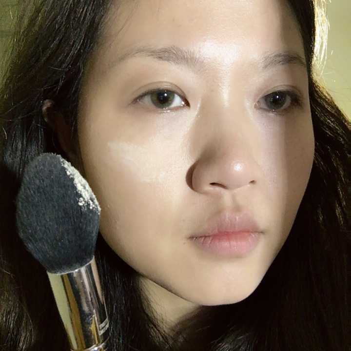 看起来脸很光滑,和脖子无色差,皮肤很健康,有自然光泽. ▼