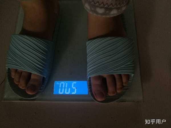 我163   今天早上喝了杯水   体重是57kg