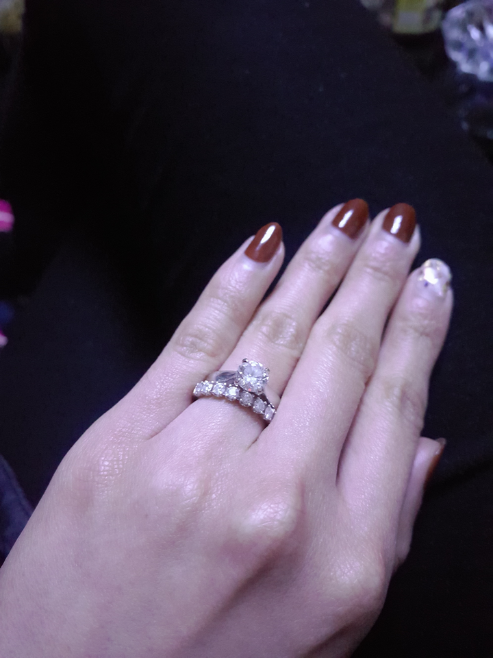 我的订婚戒指是1895,对戒是一个小
