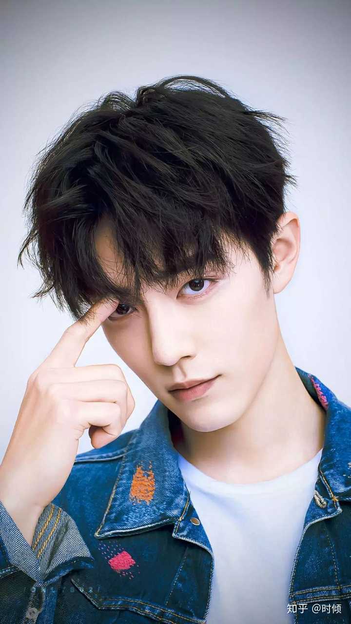 肖战有哪些好看的高清无水印图片(可以当壁纸的那种)?