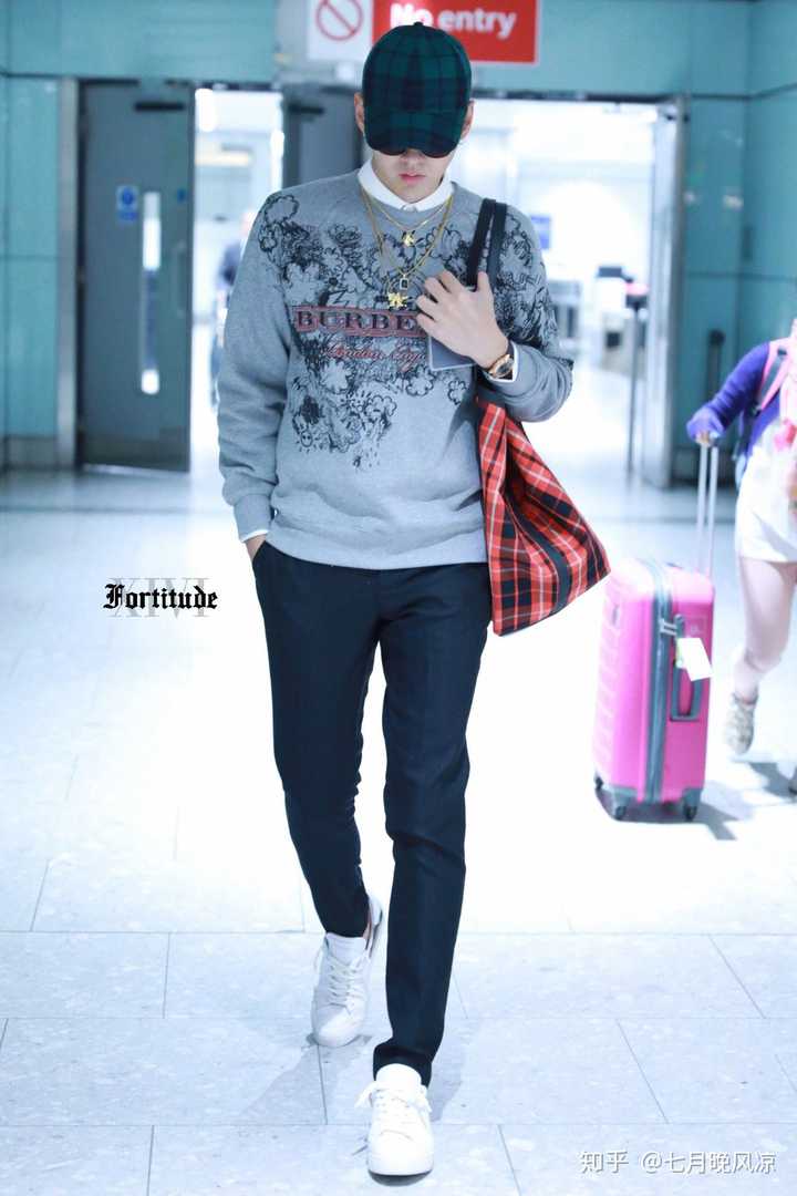 吴亦凡穿的是什么类型款式的衣服?