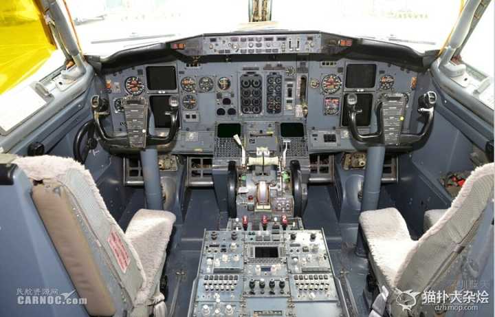 这是波音737-800的驾驶舱面板,机械仪表和液晶面板并存