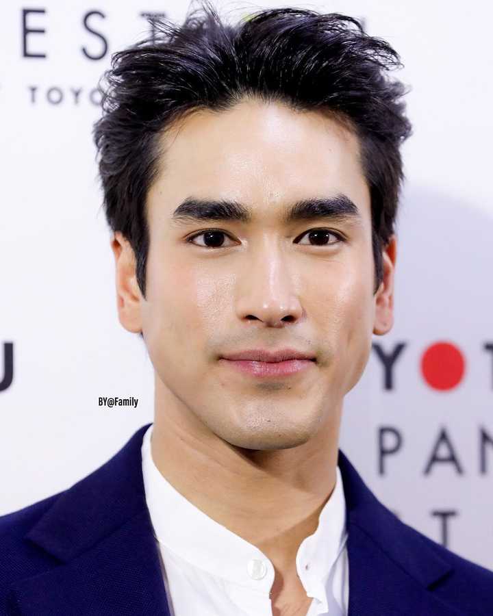 nadech脸上的毛孔,胡子茬清晰可见