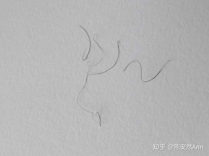 头发里会出现很多粗细不均弯弯曲曲的头发是怎么回事