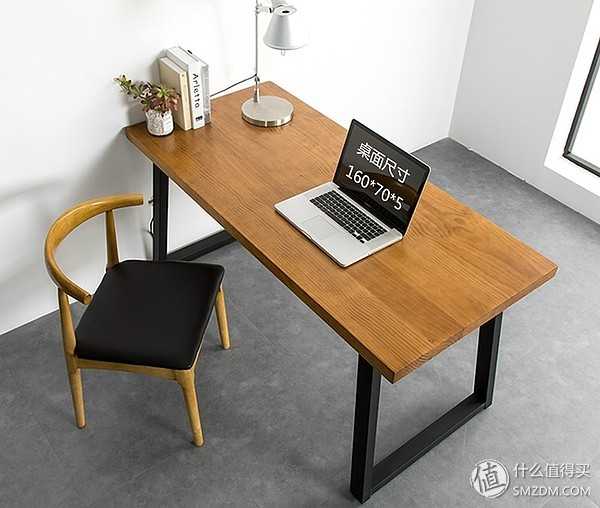 另外,书桌的款式和尺寸,其实要跟房屋的装修方案结合在一起考虑.