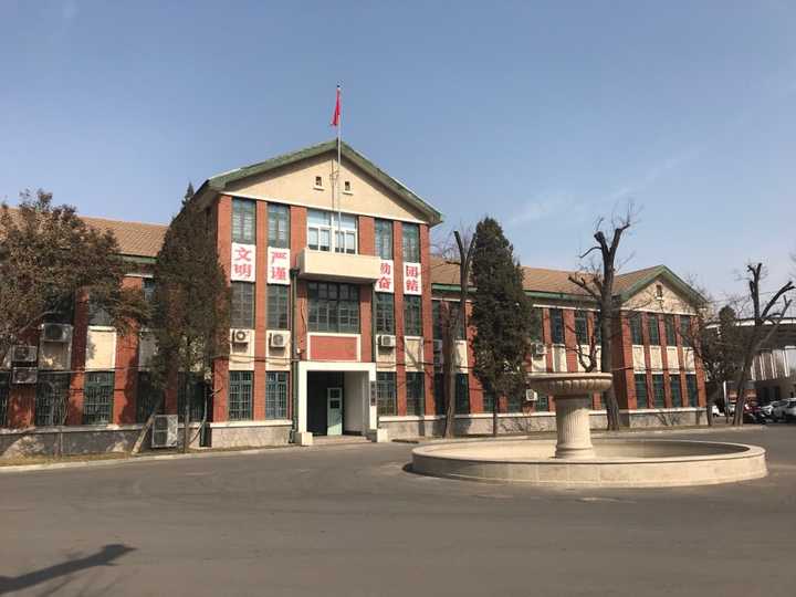 目前中国大学里还有很多苏联式建筑留存么?