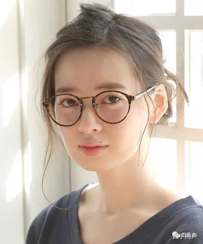 有没有什么女孩子戴眼镜也好看的发型或刘海?