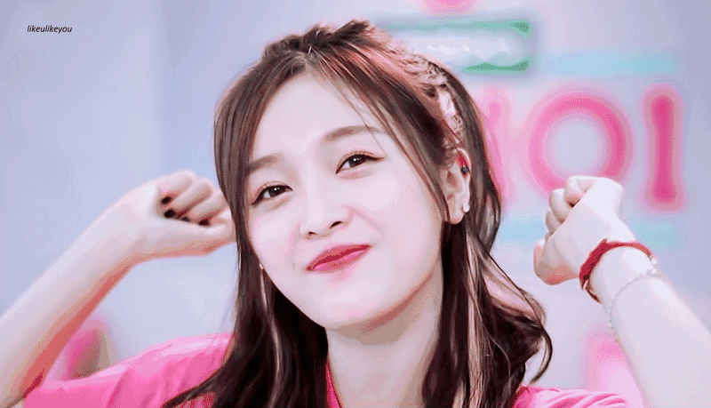 吴宣仪的表情管理就是在镜头下永远保证完美,永远能把最好最甜的一面