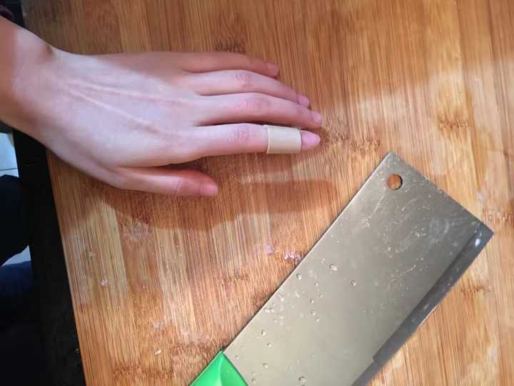 那天切肉的时候,划破了手.纪念一下
