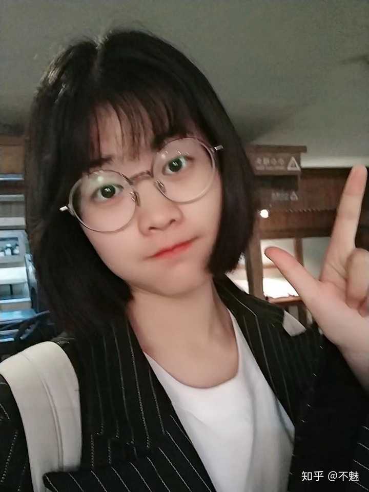 单眼皮小眼睛戴眼镜的女生剪短发是种什么体验