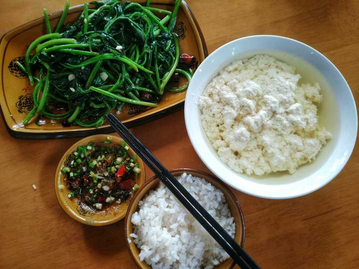 在川渝古镇上,解决肚皮最简单的办法就是吃一顿豆花饭,一碗白米饭