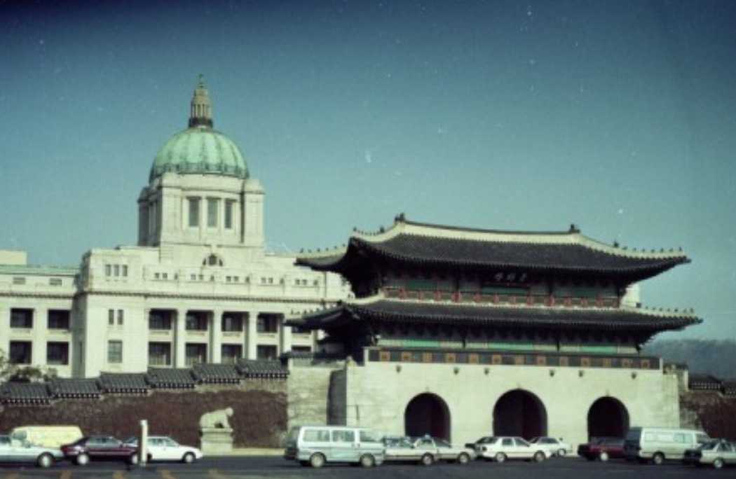 朝鲜总督府,是日本殖民朝鲜时的官厅,建于1910年,位于景福宫勤政殿