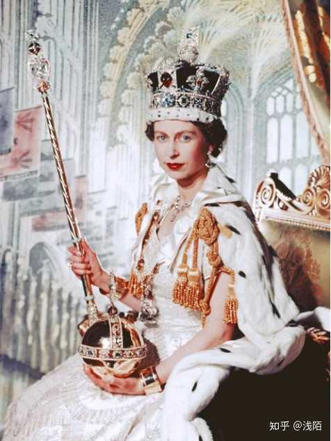 作为英国皇室权力象征的帝国王冠及权杖,所镶嵌的钻石均来自de beers