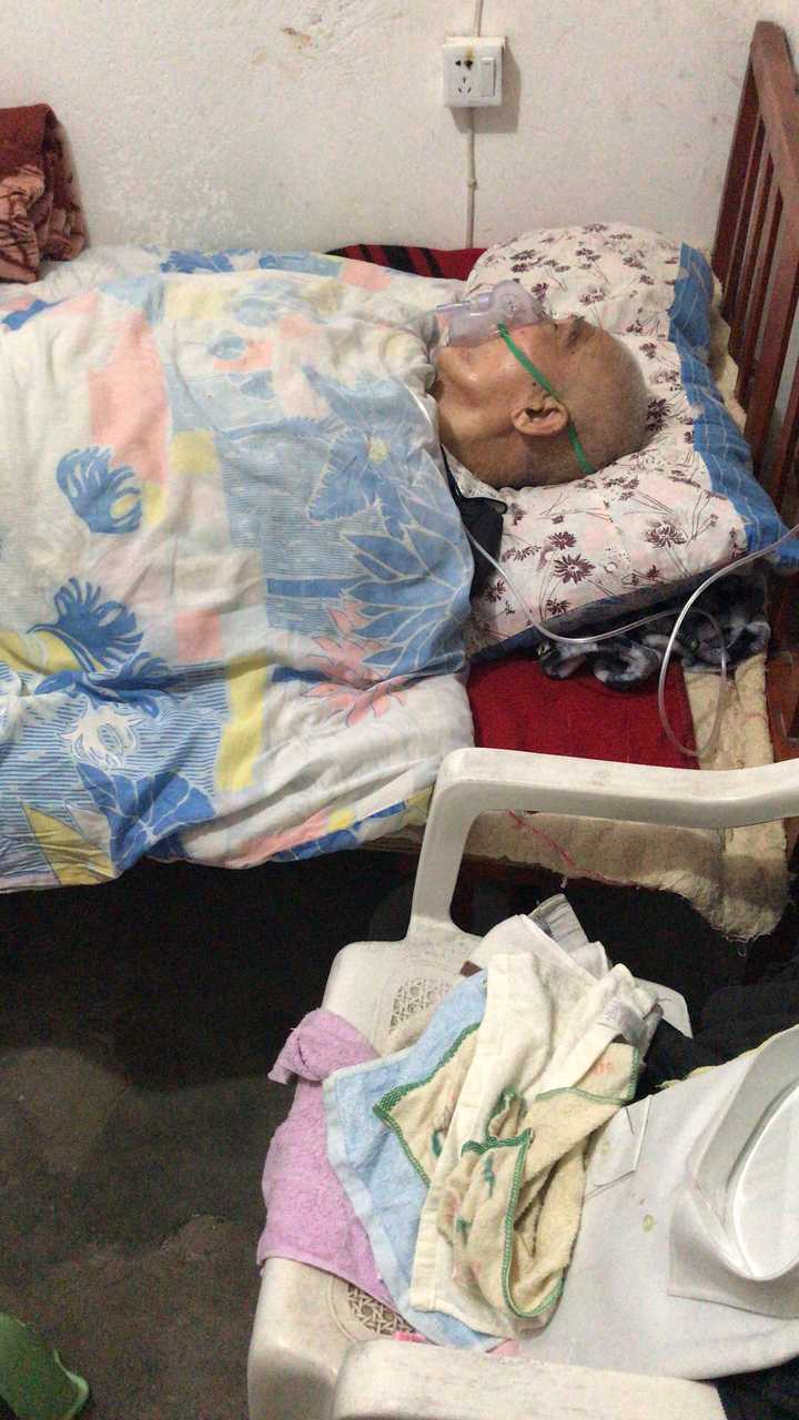 我外公去世前,给我远在美国的表姐拍的,不舍得删,也不敢多看