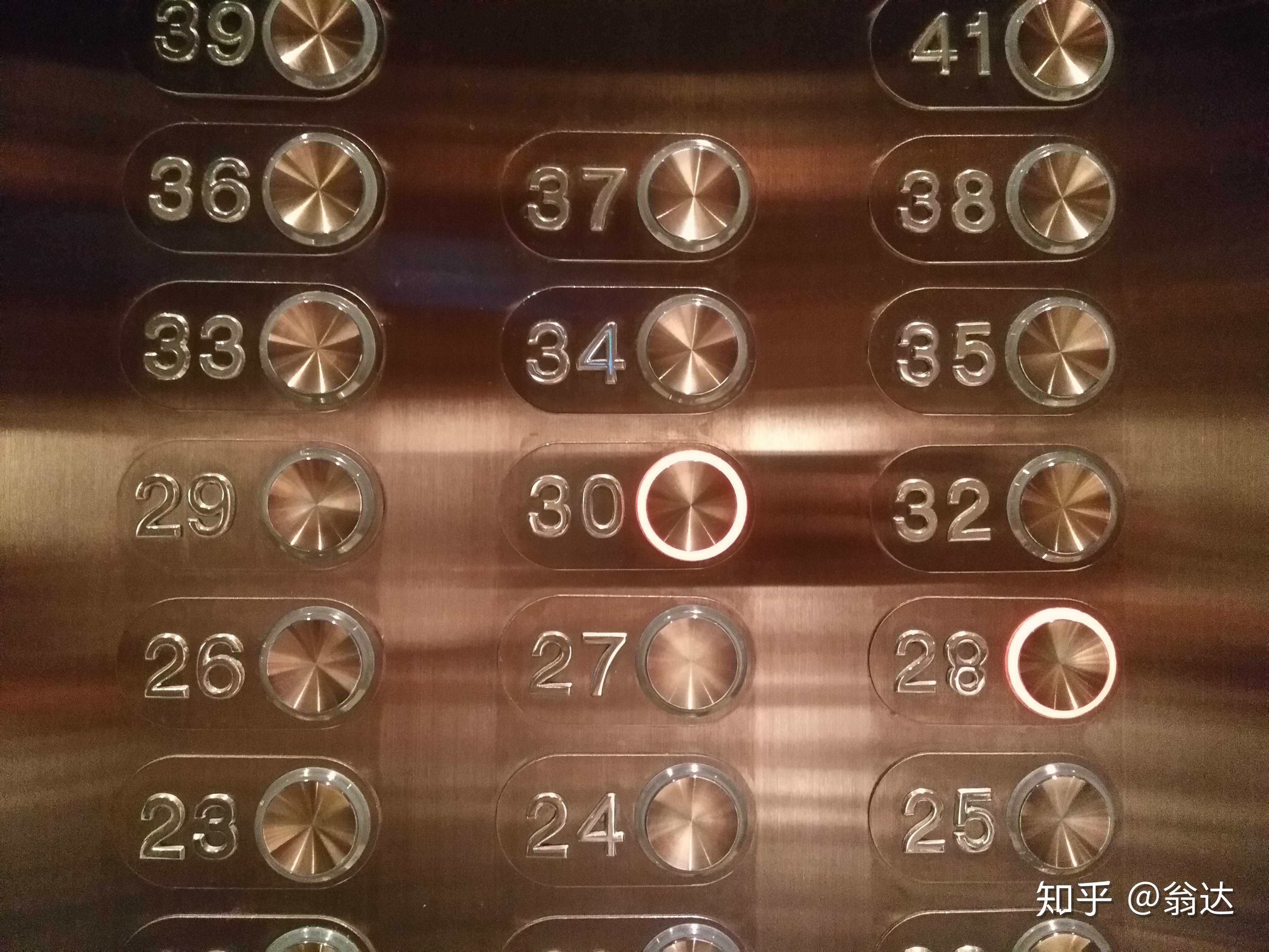 一直认为细节决定高端品牌成败,这电梯按键表盘看得我好难受啊.