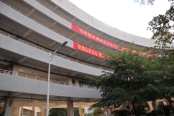 摆几张图吧 上个月开放日回去拍的(二中高中部)