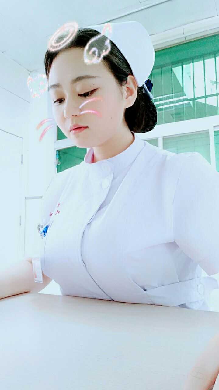 胸大的姑娘真的可以把胸放在桌子上面,然后办公做事情