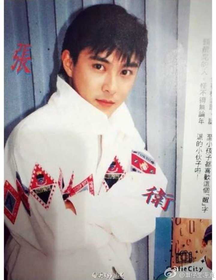 当然还有张卫健年轻的时候,属于萌帅一类的长相.