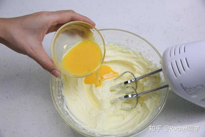 3,将全蛋分次加入黄油中打发.