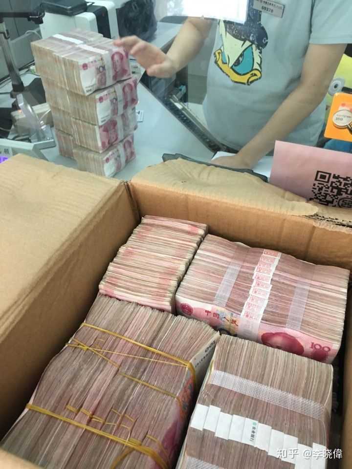 我存过一次钱,点钞机噼里啪啦点了一下午到银行关门,大概三小时左右
