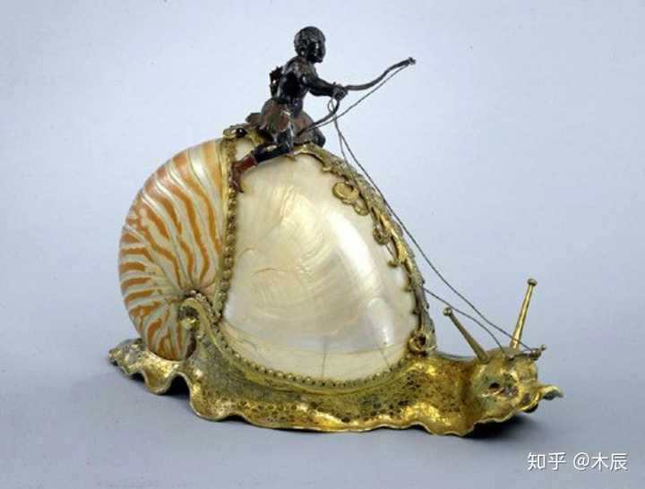 谁能告诉我人教版历史必修一反面的一个小孩骑着蜗牛是哪件艺术品?