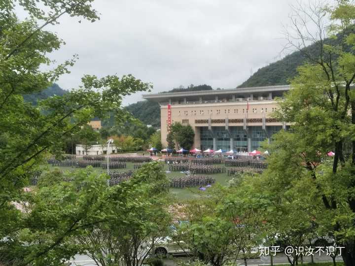 阿坝师范学院的校园环境如何?