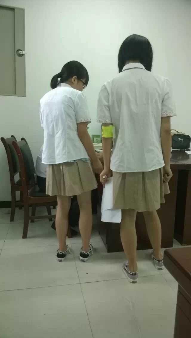 男生还是白衬衫 但裤子变卡其色 与女生配套 大概这样