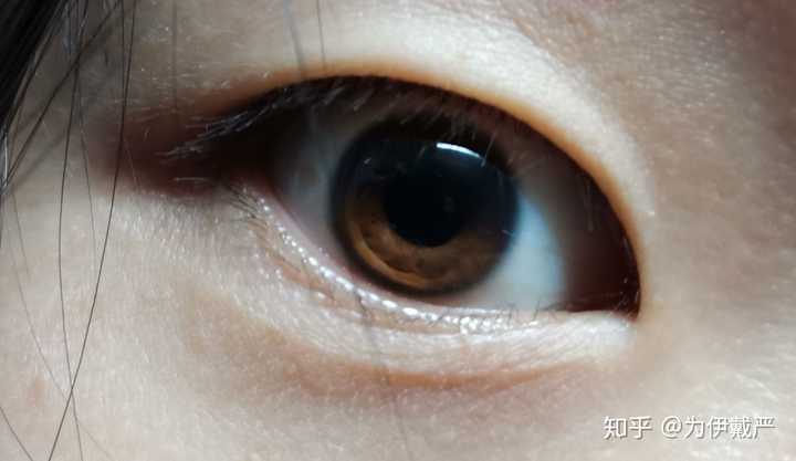 眼睛是什么颜色?
