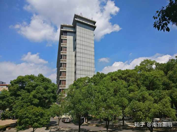 分享你在江西财经大学校园内的摄影作品?