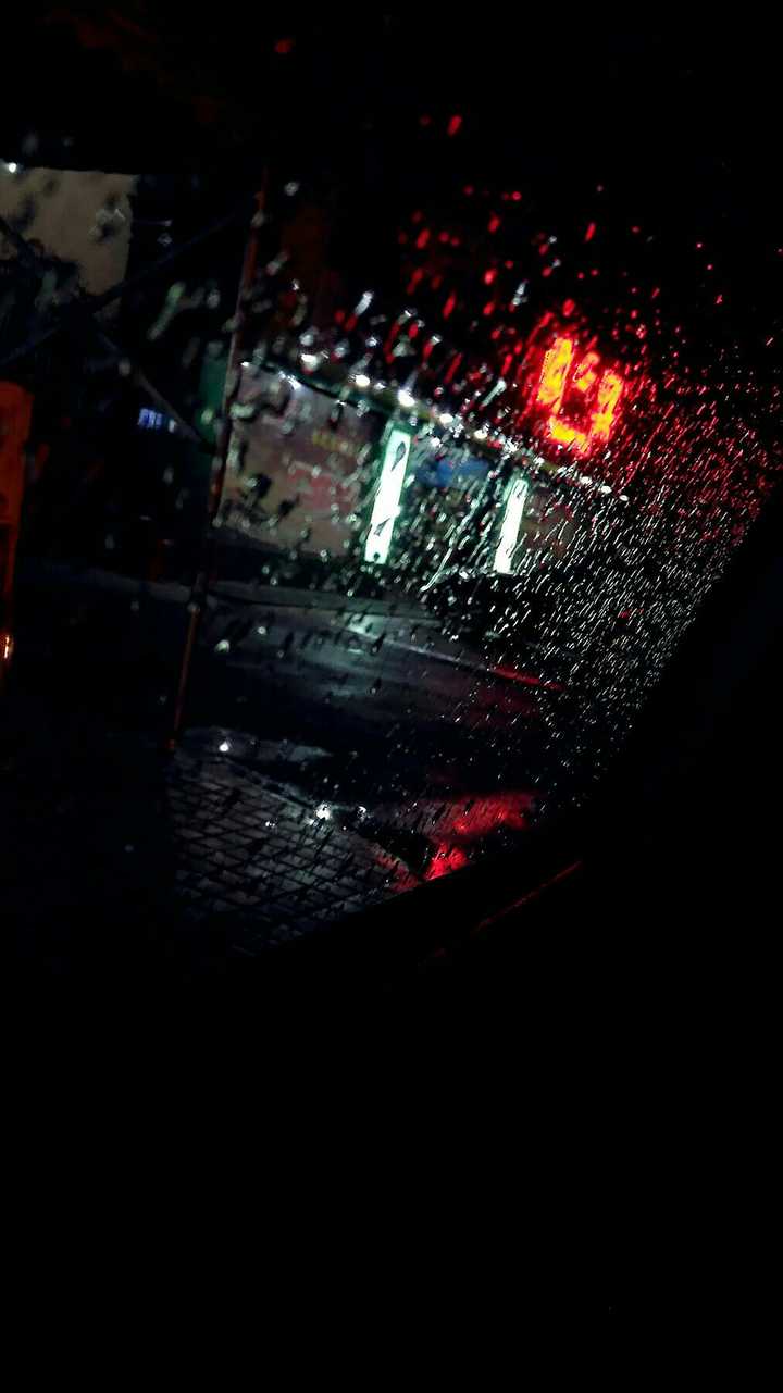 雨夜,在爸爸的车上,无意看到美丽的水珠