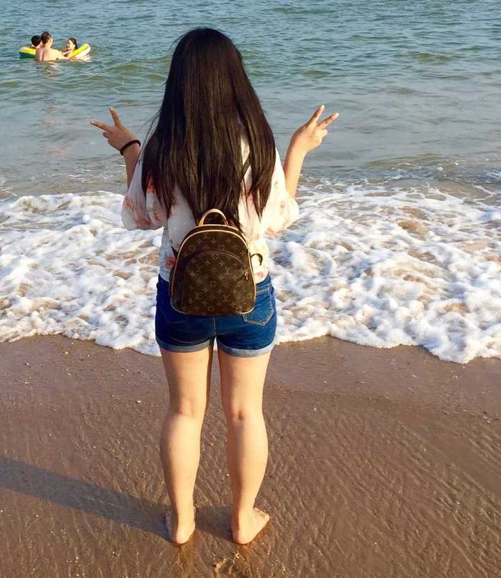 为什么大多数人会觉得女生的大白腿美呢?心理学或美学