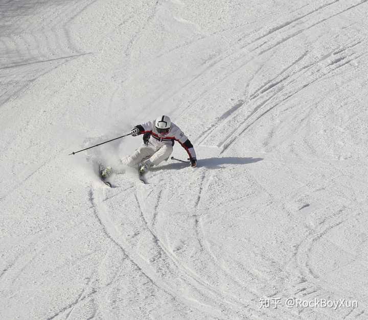 如何做到双板卡宾贴地摸雪?