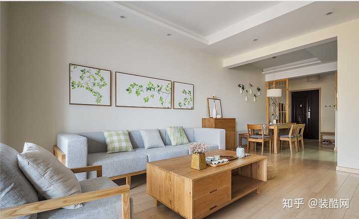 再往里走就是餐厅的位置了,餐桌椅都是用的原木家具,使家里很清新和