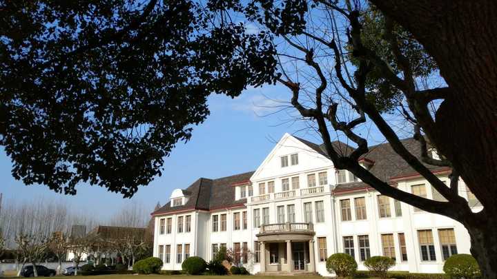 复旦大学有哪些好看的或者难看的校园建筑?