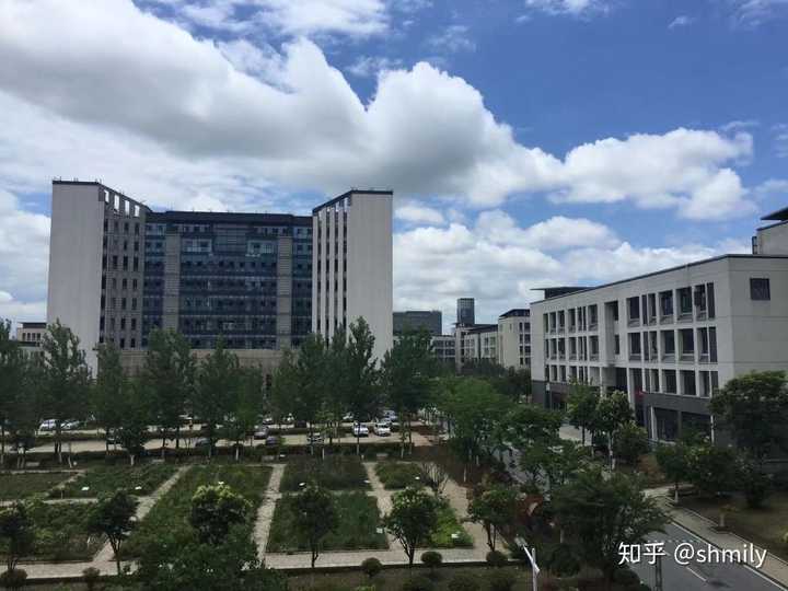 安徽中医药大学的图书馆或教室环境如何?是否适合上自习?