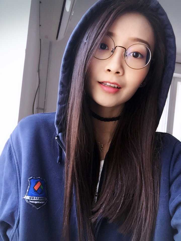 但其实都白搭,你戴个高度近视眼镜试试?啥也看不见了(摊手