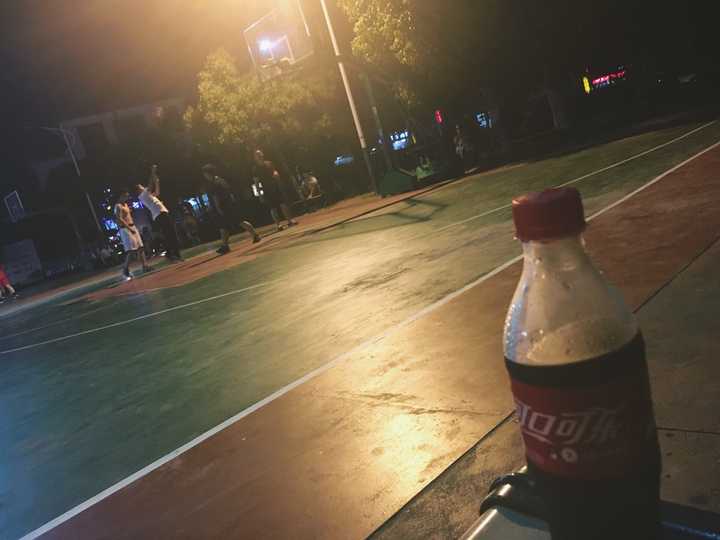 晚上和朋友去篮球场看蓝孩子打篮球