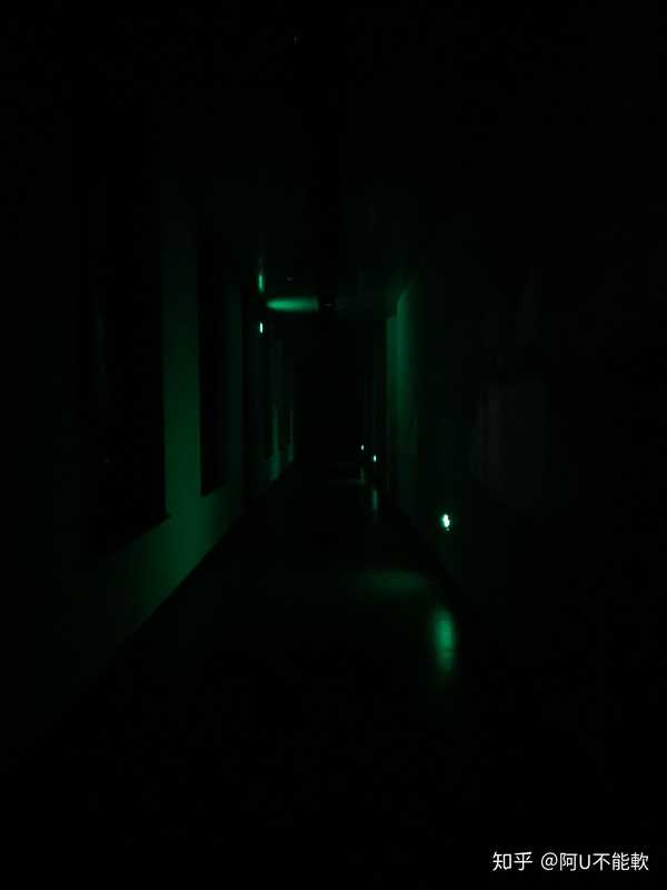 教学楼里的一段黑漆漆走廊