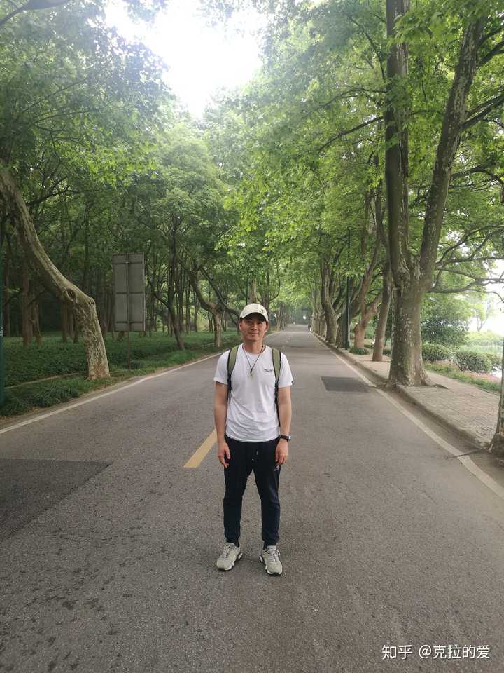 这是周末拍的,是现在的样子68公斤,以下是去年手术前65公斤的样子.